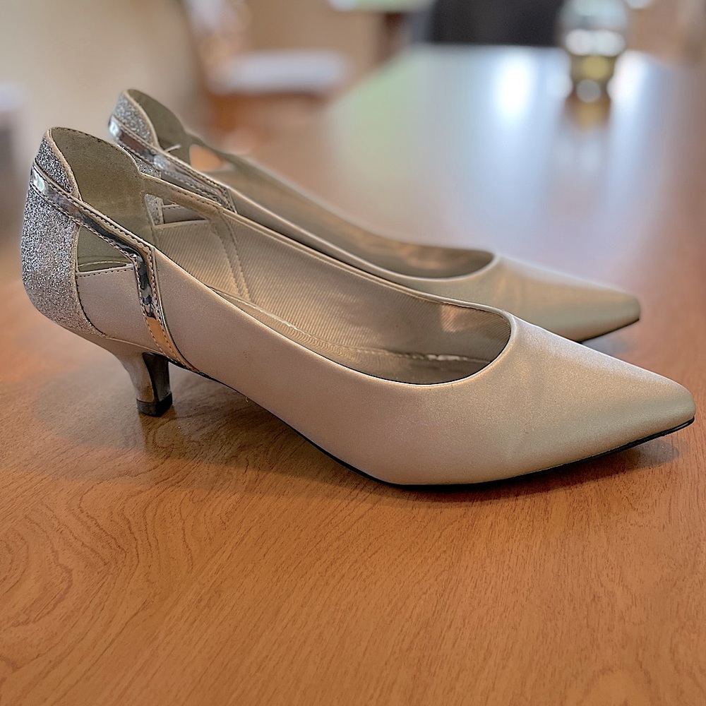 SIZE 8W Women’s Heel. Color: Silver.